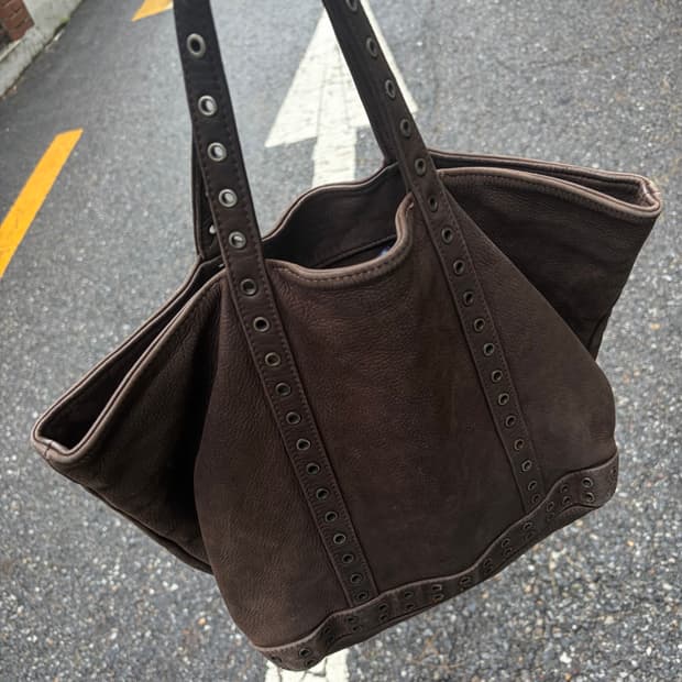 Vanessa Bruno 시그니처 아이템인 아일렛 카바스 토트백