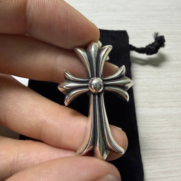 크롬하츠 스몰 크로스 위드 베일 볼체인