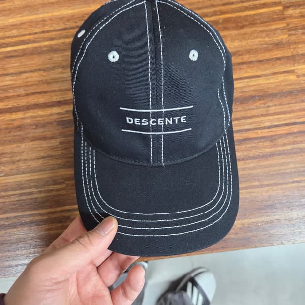 데상트 그라운드 스티치 모자 프리 