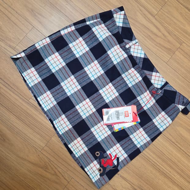 JDX 멀티스포츠 여성 골프 스커트입니다. 네이비 바탕에 흰색, 빨간색,