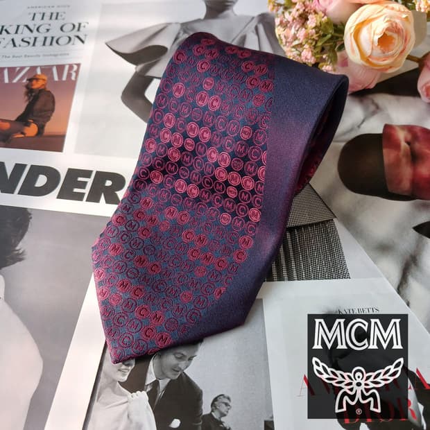 엠씨엠 실크 버건디 로고 패턴 넥타이 9.4cm A등급 A19798
