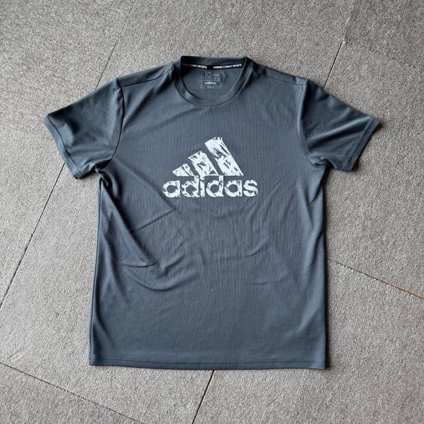 아디다스 빅로고 반팔티