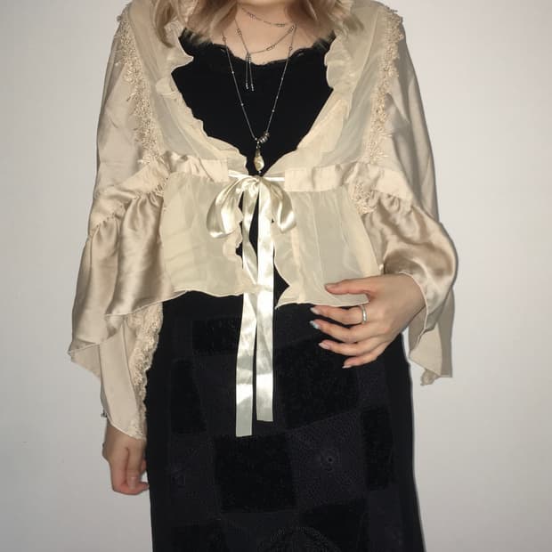 Axes femme antique cape blouse