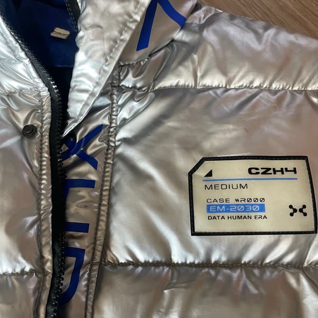 글로시 실버 디테일 푸퍼 자켓