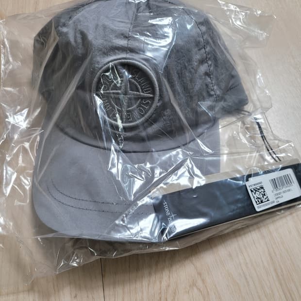 26SS 신상] 자연과 도시의 빛, 스톤아일랜드 나일론 메탈 볼캡 