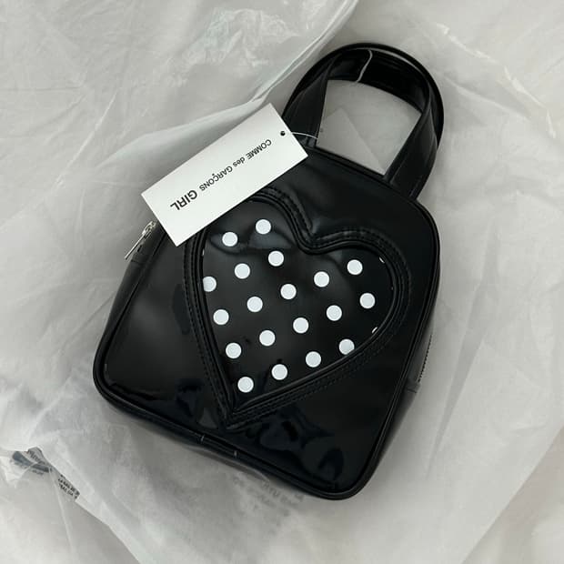 꼼데가르송 걸 하트 도트 에나멜 토트백 가방