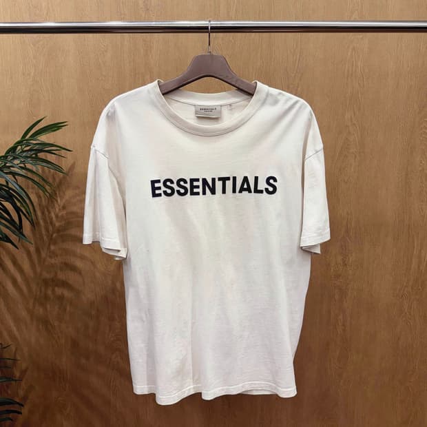 에센셜 피어오브갓 로고 프린팅 반팔 티셔츠 빅레터링 디테일 아이보리