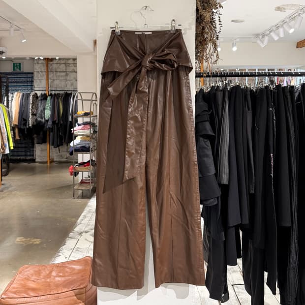 알렉산드르 아흐하카츠시빌리 브라운 fw20 레더 랩스타일 팬츠