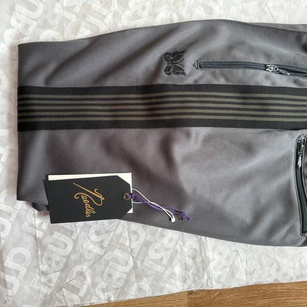 니들스 스컬프스토어 한정 내로우 트랙팬츠 차콜 M