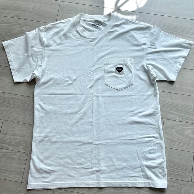 칼하트윕 포켓 하트 반팔티