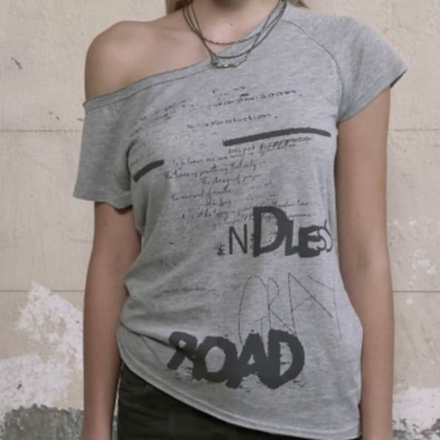 FUNKY SCOOP NECK TEE SCRIBBLE 그레이