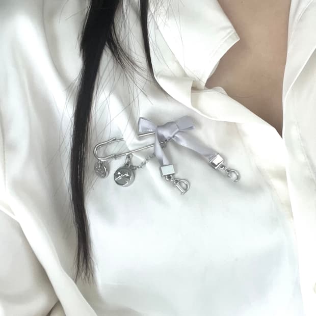 디올 CD 리본 실버 브로치