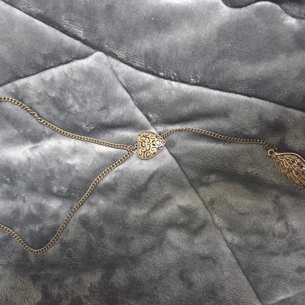 엔틱골드 보타이 날개목걸이