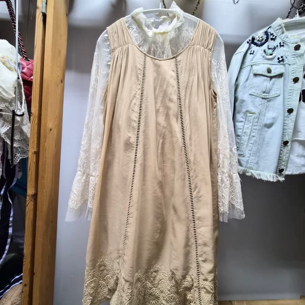 어반리서치 펀칭자수 원피스. 레이스 블라우스