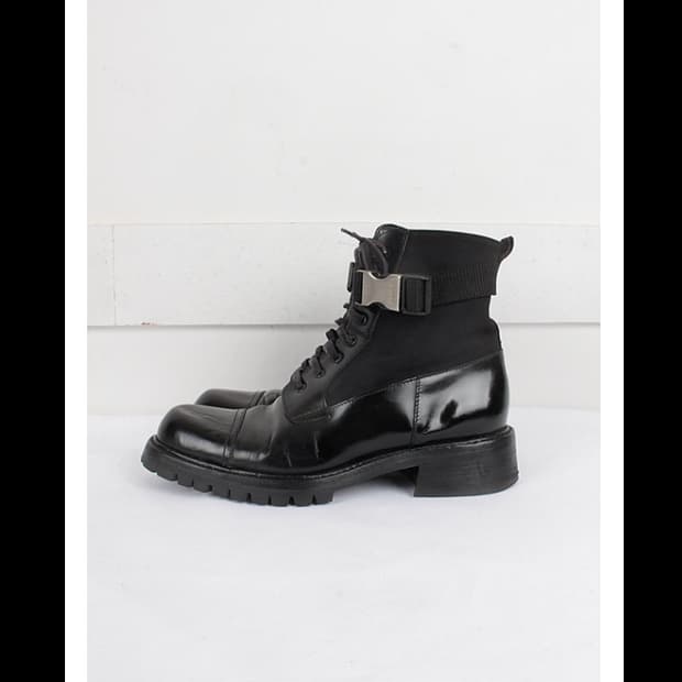 프라다 로고 버클 컴뱃 부츠