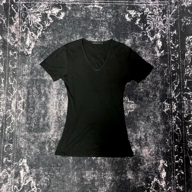 Fuga V-neck black T-shirt
