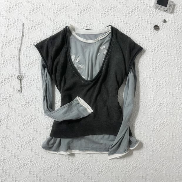 와이드 넥 하프 슬리브 니트