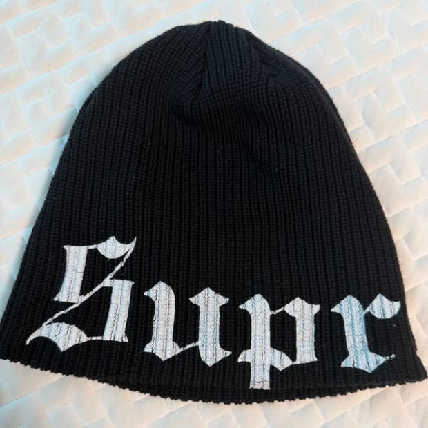 슈프림 올드 잉글리쉬 프린티드 비니 블랙 - 25SS