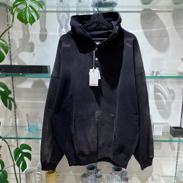 카미야 distressed henry neck hoodie