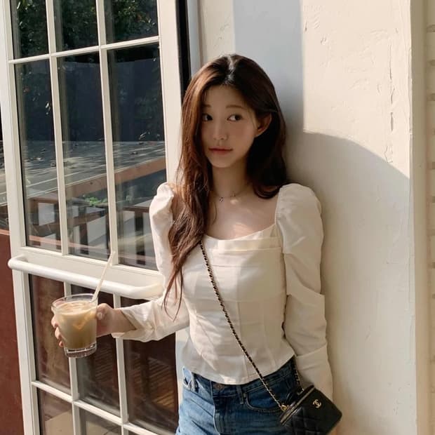 제니오 클린 스퀘어 블라우스 아이보리