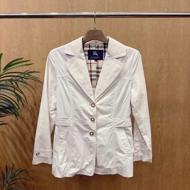 버버리 런던 싱글 자켓 노바체크 안감 3버튼 디테일 화이트
