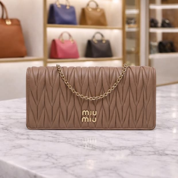[S급] 미우미우 마테라쎄 나파 레더 체인 클러치백 판매합니다!!!