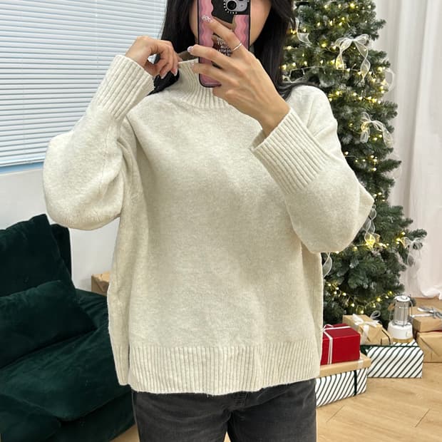 유니클로 아이보리 목폴라 니트티셔츠