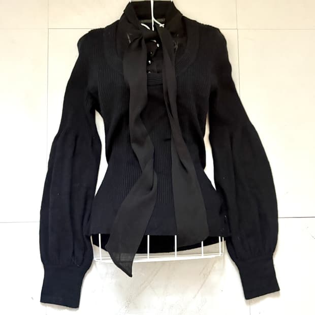 • Black Ribbon Tie Knitwear
