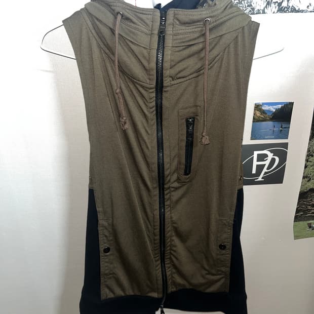 In The Attic 인더애틱 후드 베스트 집업 베스트