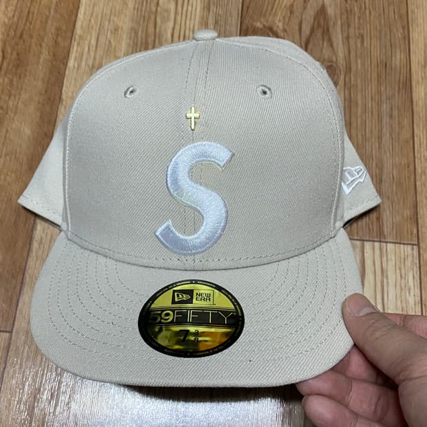 슈프림 뉴에라 7과 8분의3 베이지