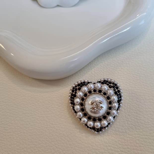 샤넬 CC 하트 블랙스톤 진주  브로치 업사이클링