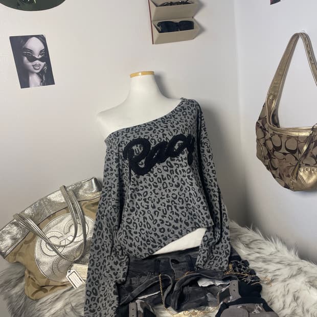 빈티지 그레이 호피 오프숄더 맨투맨