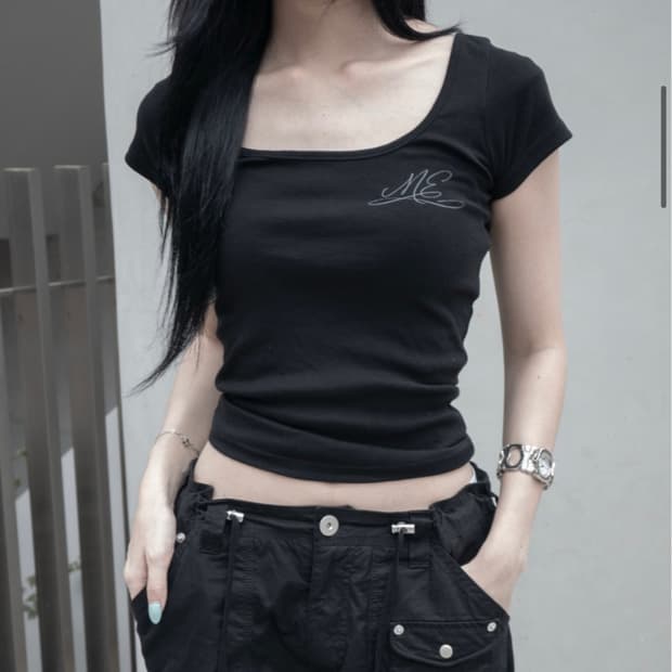 므넴 Scoop Neck Baby Tee 스쿱 넥 베이비 티 블랙