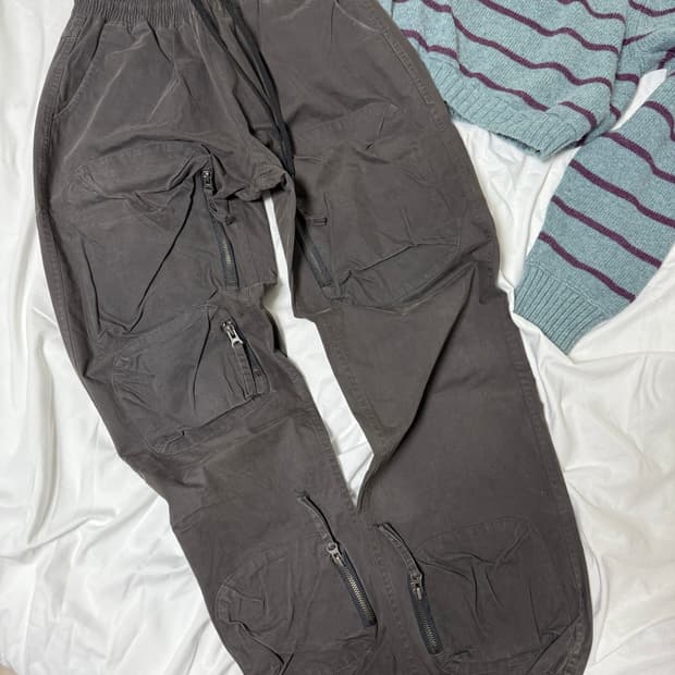 포켓 디테일이 멋진 차콜색 카고팬츠