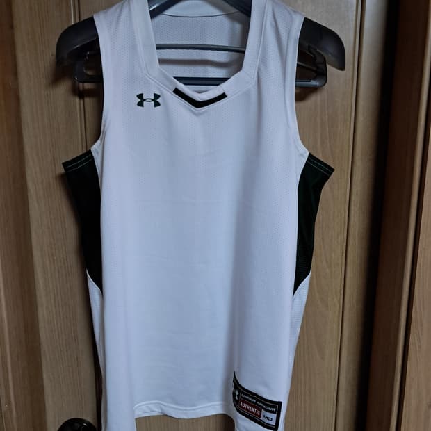 언더아머 여성 민소매티 M