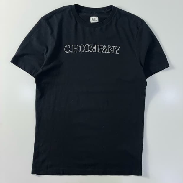 C.P company 씨피컴퍼니 스펠아웃 로고 블랙 반팔티