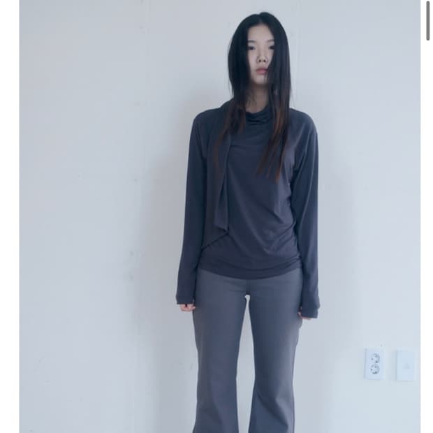 에프터먼데이 루즈 스카프 티 차콜