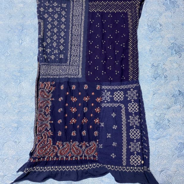 캐피탈 펠티드 울 반다나 패치워크 해피 스카프 네이비