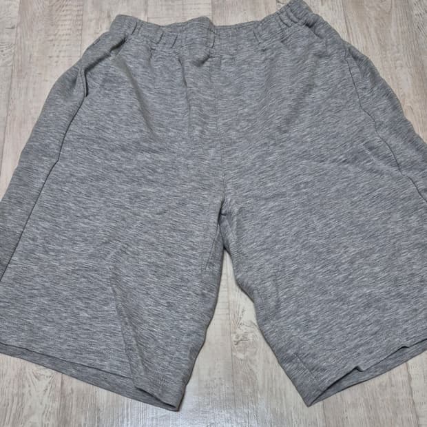 회색 버뮤다 팬츠 반바지