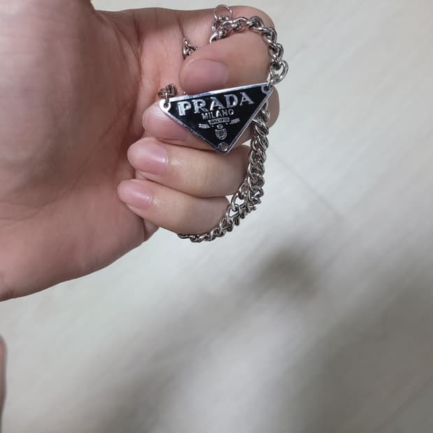 프라다 실버 목걸이