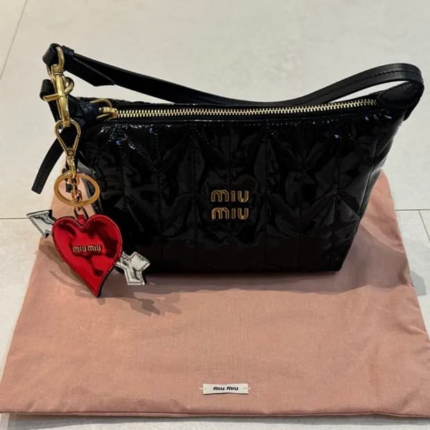 미우미우 스피릿 마테라쎄 페이던트 레더 미니백 블랙