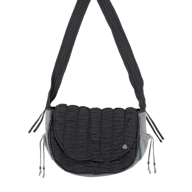 코이세이오 퀄티드 크로스 백 차콜