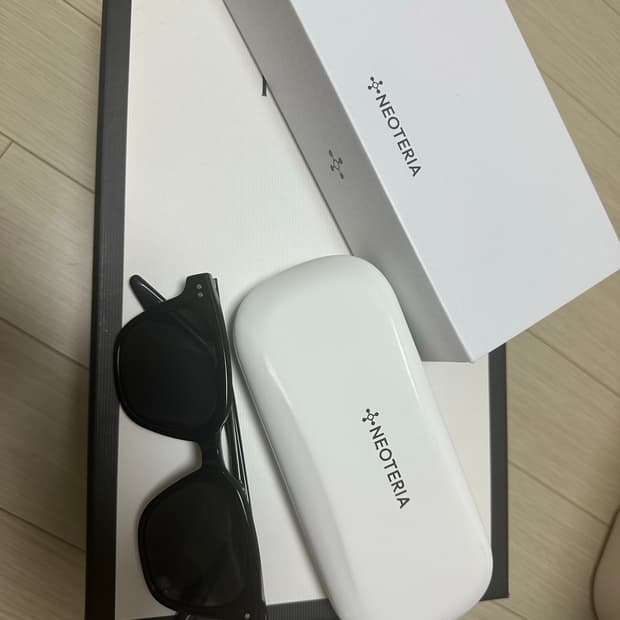 네오테리아 선글라스 블랙 색상입니다 풀박스 구성으로