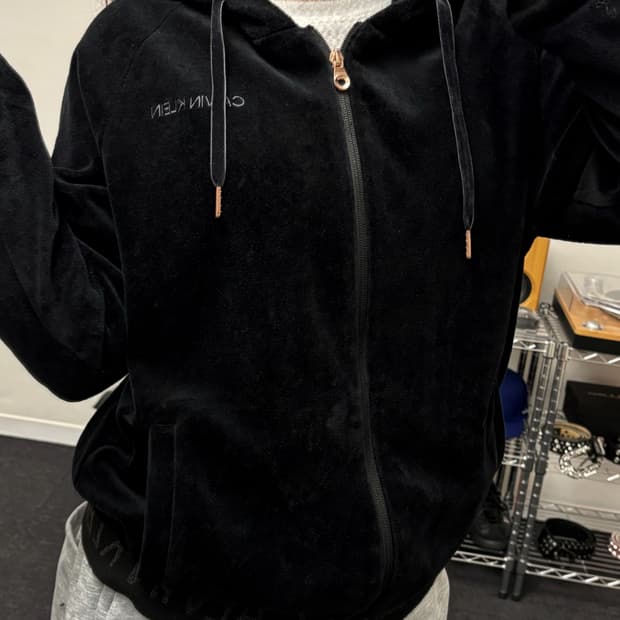 캘빈클라인 자수로고 벨벳 후드집업 블랙 