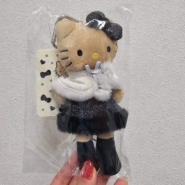 일본정품 롱다리 헬로키티 마스코트 겨울 태닝 흰색 키링