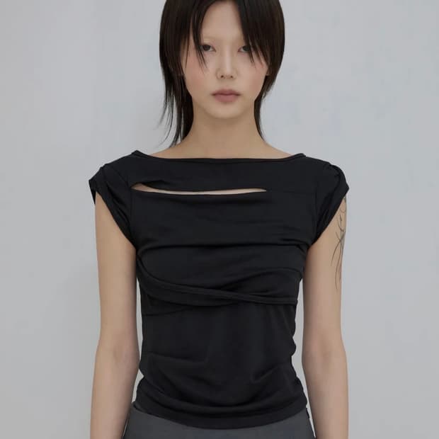 플레어업 Asymmetrical Draped Roll-Up T-Shirt