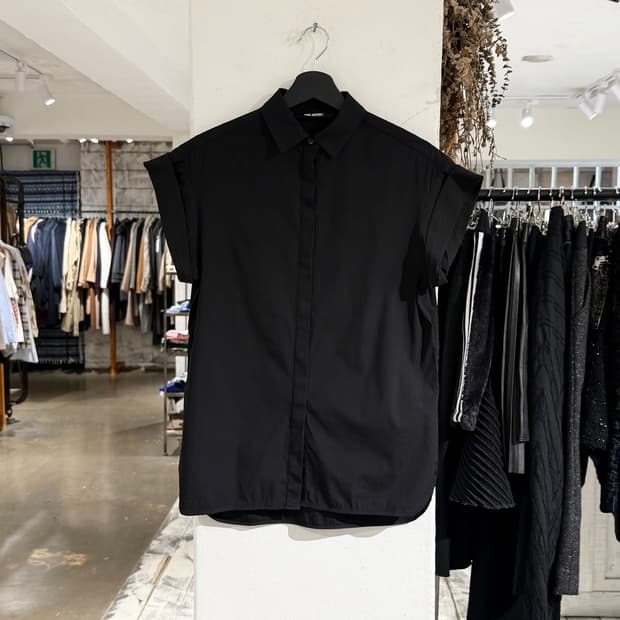 닐바렛 블랙 코튼 블렌드 히든버튼 하프티셔츠