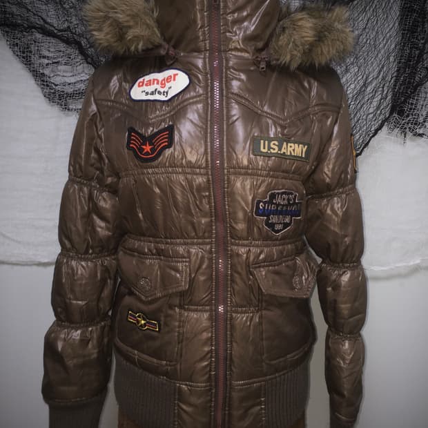 CASSE 와투케 카키브라운 자수 패딩