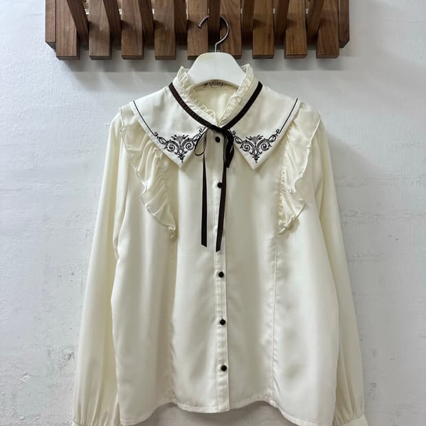일본빈티지 Axes femme 엑시즈팜세일러카라 자수 리본 프릴 블라우스