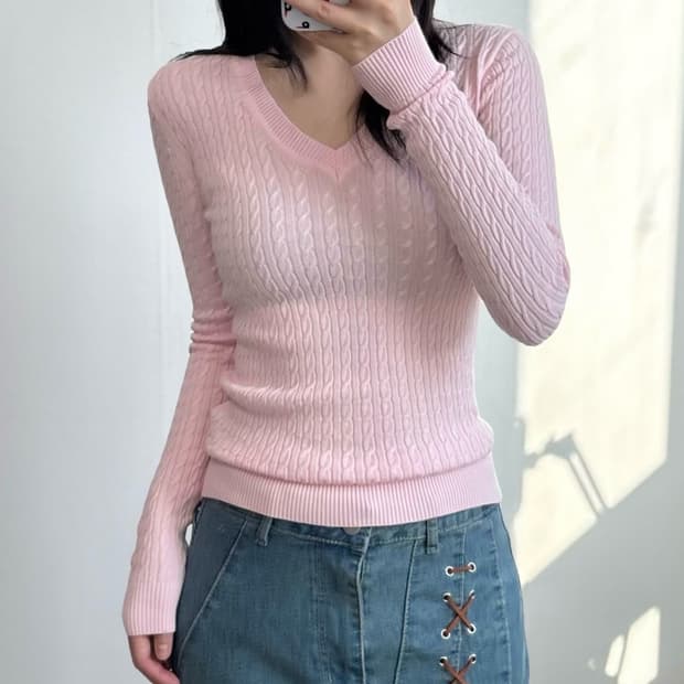 타미힐피거 브이넥 케이블 니트 여리핏 딸기우유